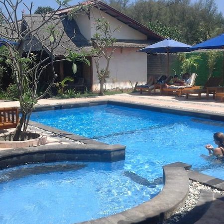 Coral Beach Pizza Cottages Gili Trawangan Exterior photo