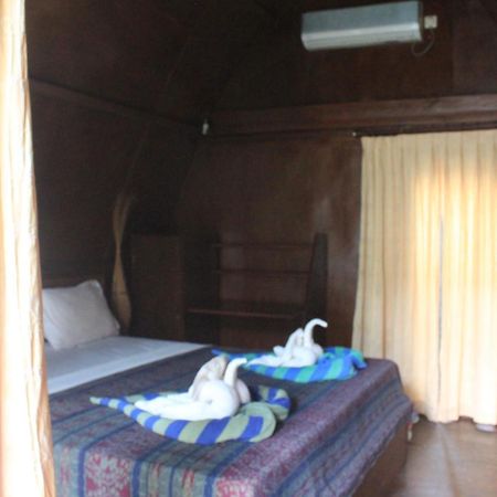 Coral Beach Pizza Cottages Gili Trawangan Exterior photo