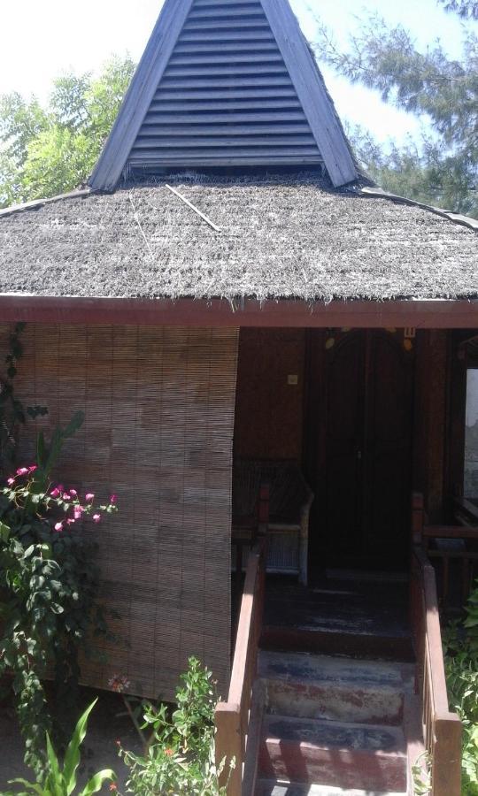 Coral Beach Pizza Cottages Gili Trawangan Room photo