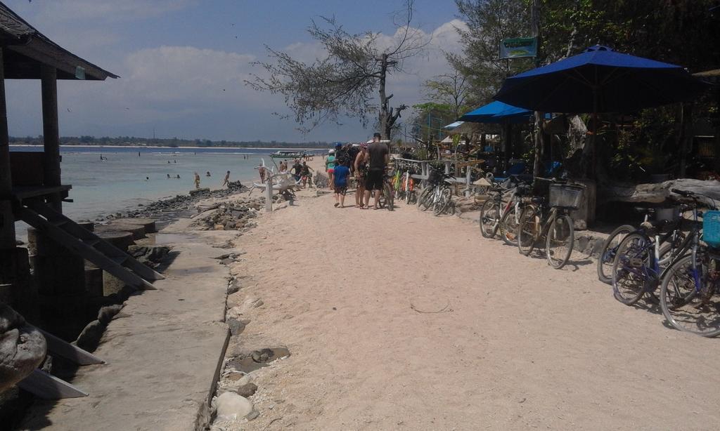 Coral Beach Pizza Cottages Gili Trawangan Exterior photo