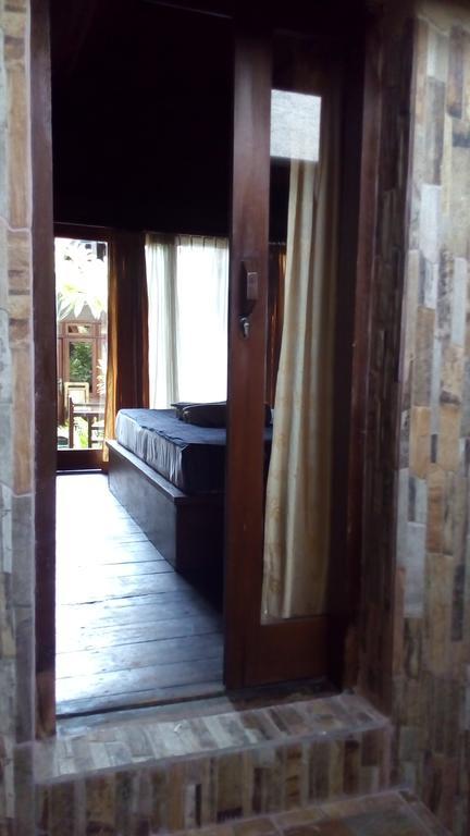 Coral Beach Pizza Cottages Gili Trawangan Exterior photo