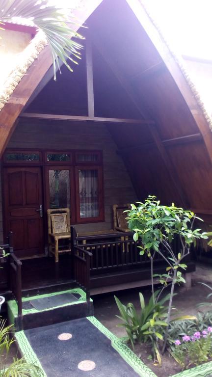 Coral Beach Pizza Cottages Gili Trawangan Exterior photo