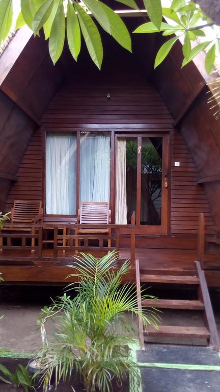 Coral Beach Pizza Cottages Gili Trawangan Exterior photo