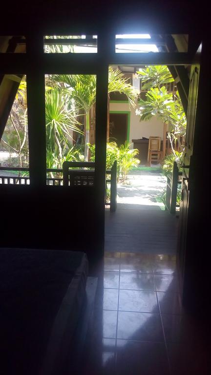 Coral Beach Pizza Cottages Gili Trawangan Exterior photo