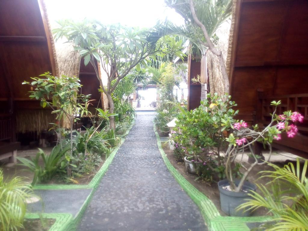 Coral Beach Pizza Cottages Gili Trawangan Exterior photo