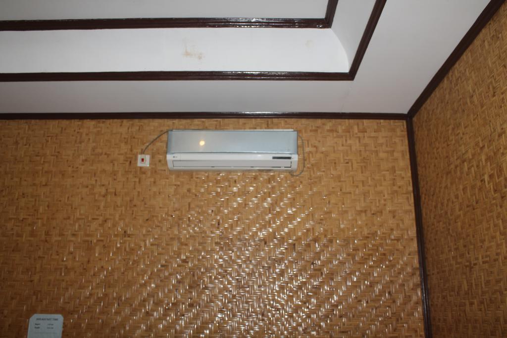 Coral Beach Pizza Cottages Gili Trawangan Exterior photo