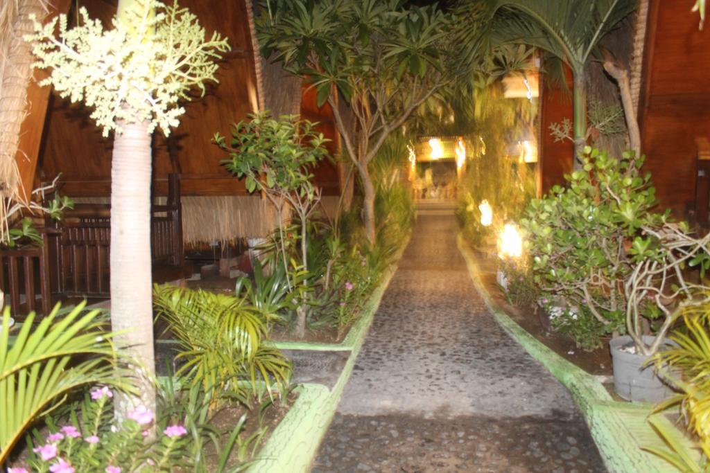 Coral Beach Pizza Cottages Gili Trawangan Exterior photo