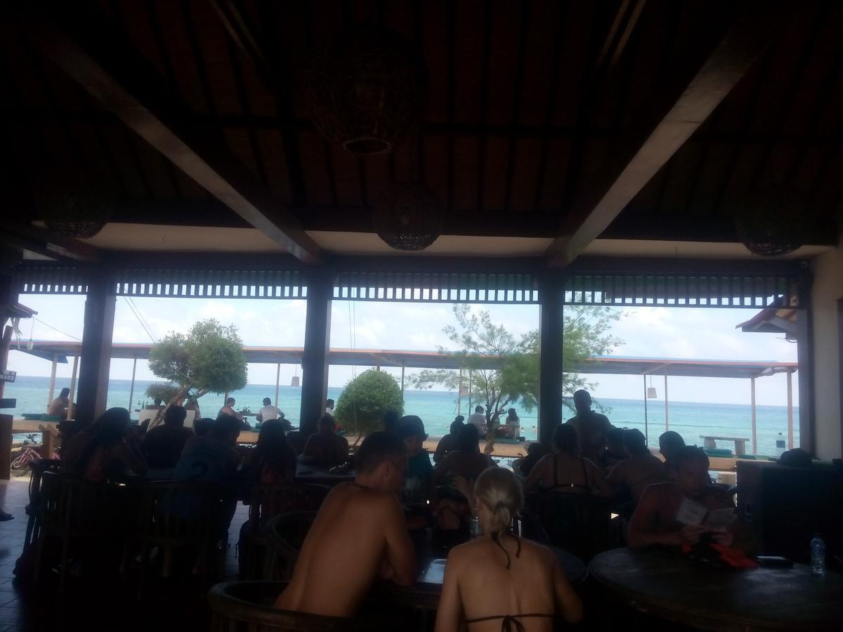 Coral Beach Pizza Cottages Gili Trawangan Exterior photo